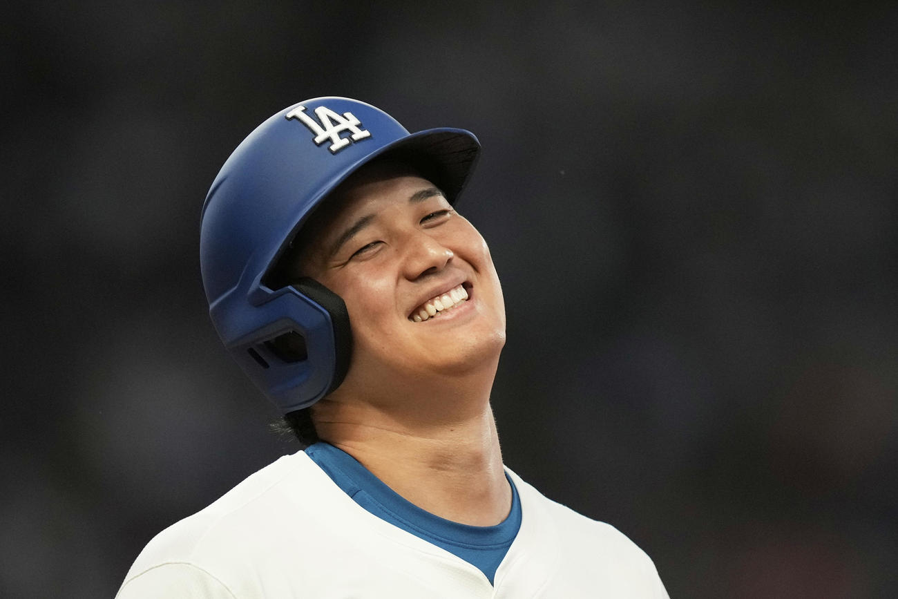 ドジャース大谷翔平は安打を放って笑顔を見せた（AP)