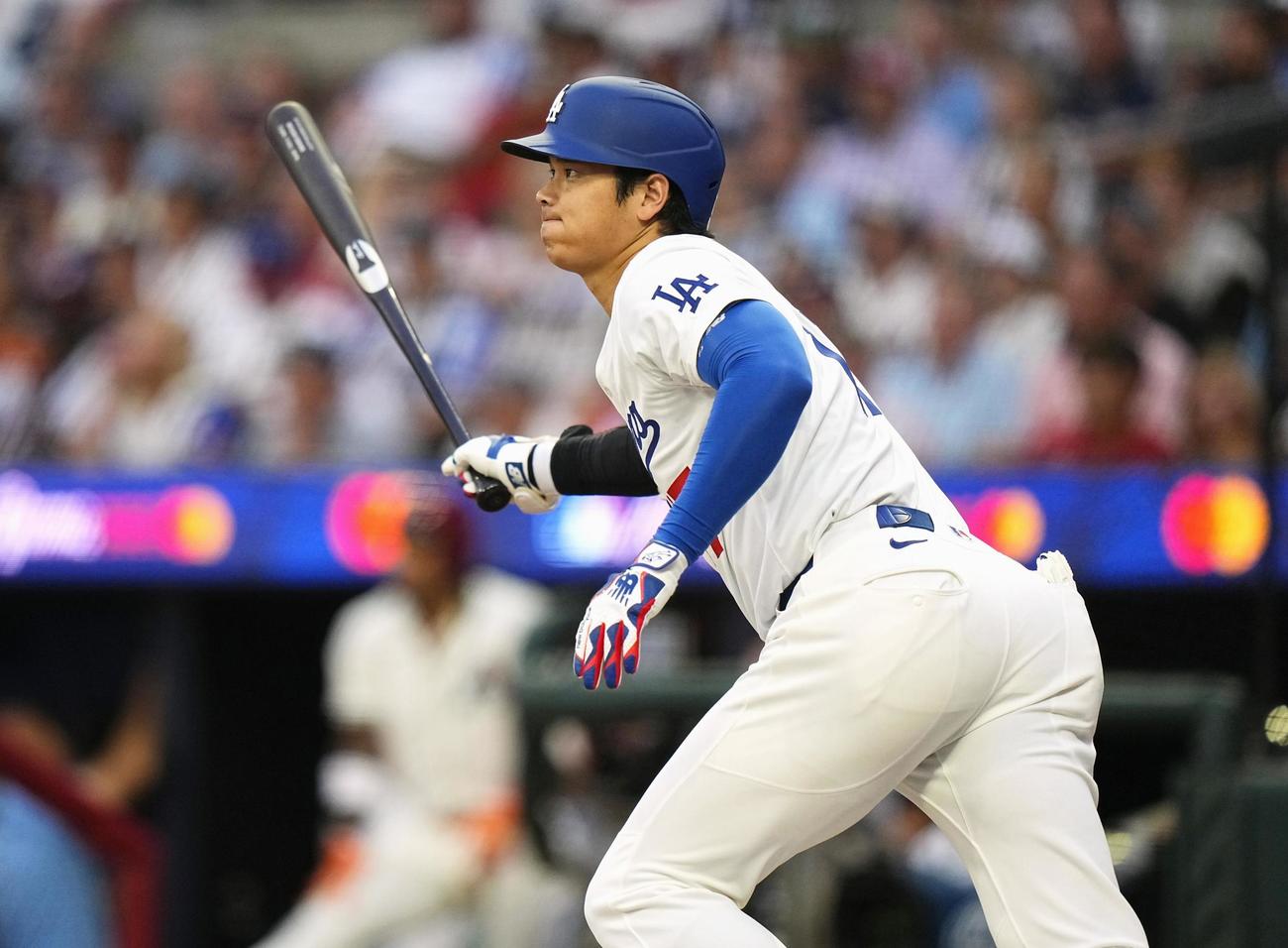 オールスター戦の1回、中前打を放つドジャース・大谷＝アトランタ（共同）