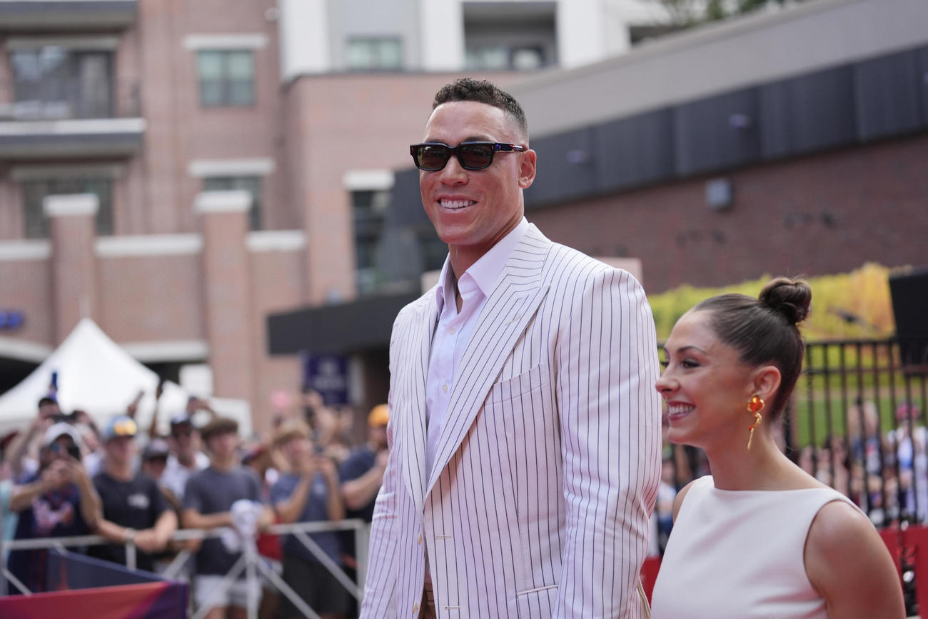 レッドカーペットをサマンサ夫人と歩くヤンキースのアーロン・ジャッジ（AP）