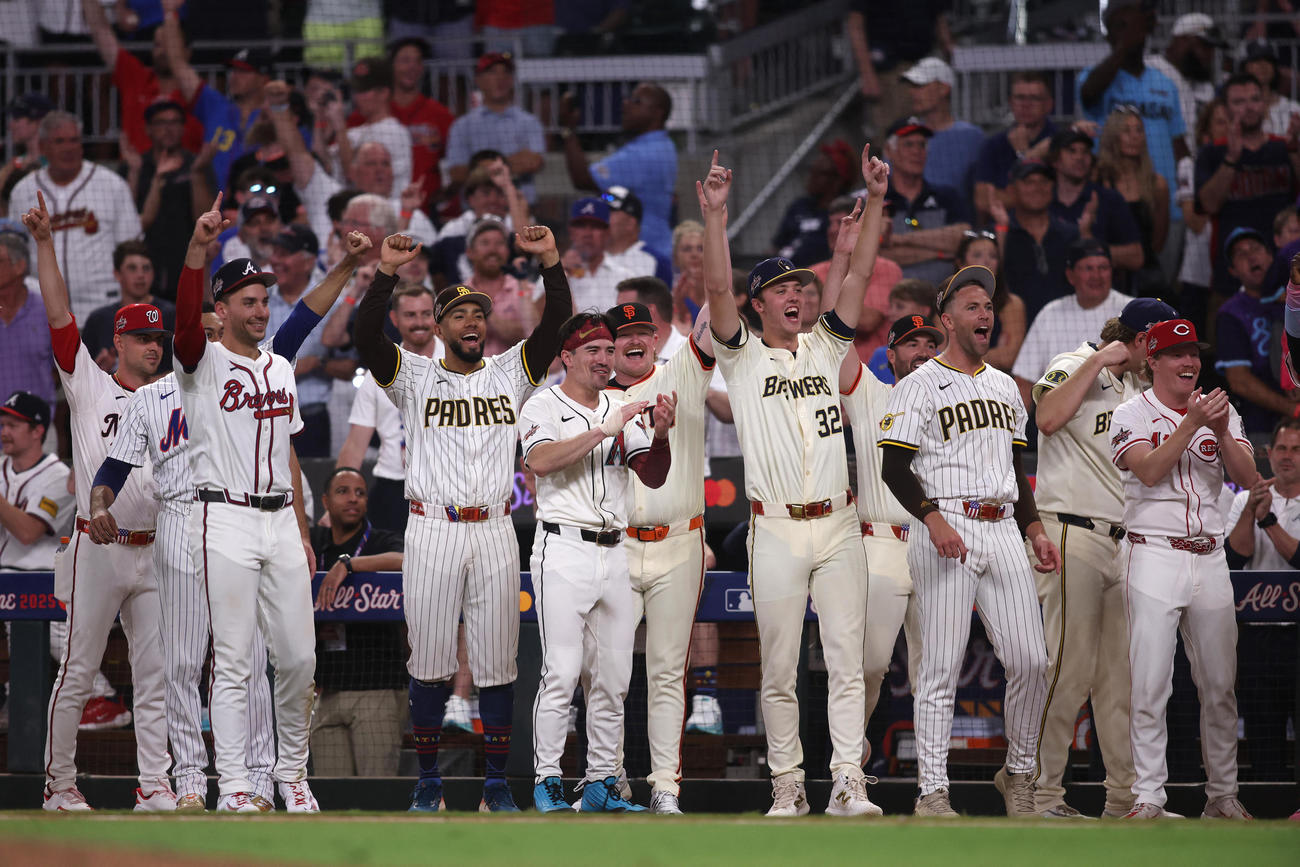 同点延長となったホームランダービーによるタイブレークで勝ち、喜ぶナ・リーグの選手たち（Brett Davis-Imagn Images＝ロイター）