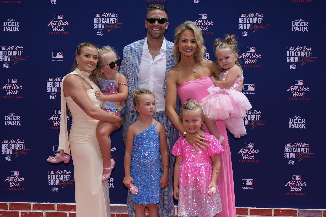 レッドカーペットに登場したパドレスのジェイソン・アダム（AP)