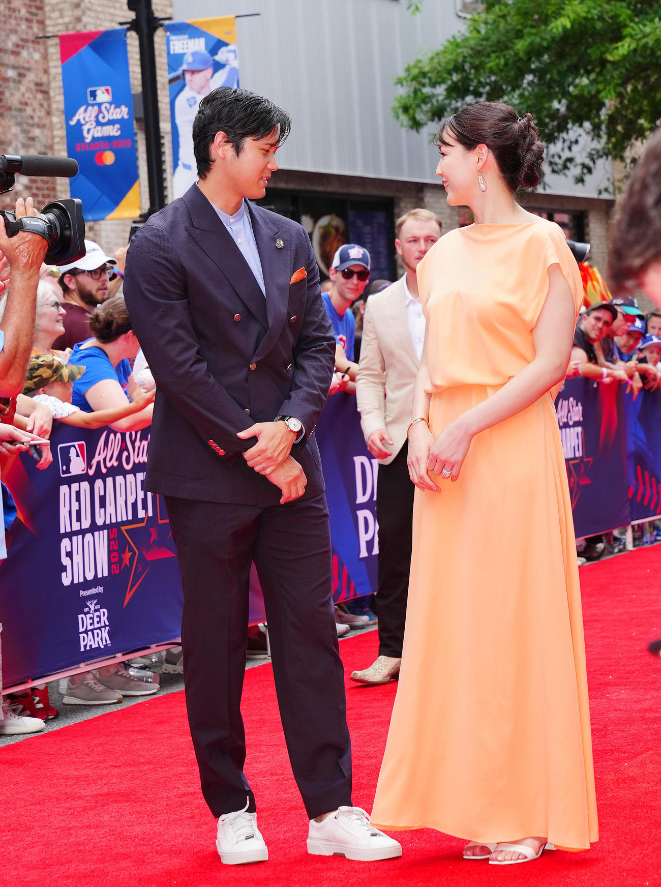 レッドカーペットでドジャース大谷（左）はドレス姿の真美子夫人を見つめる（撮影・垰建太）