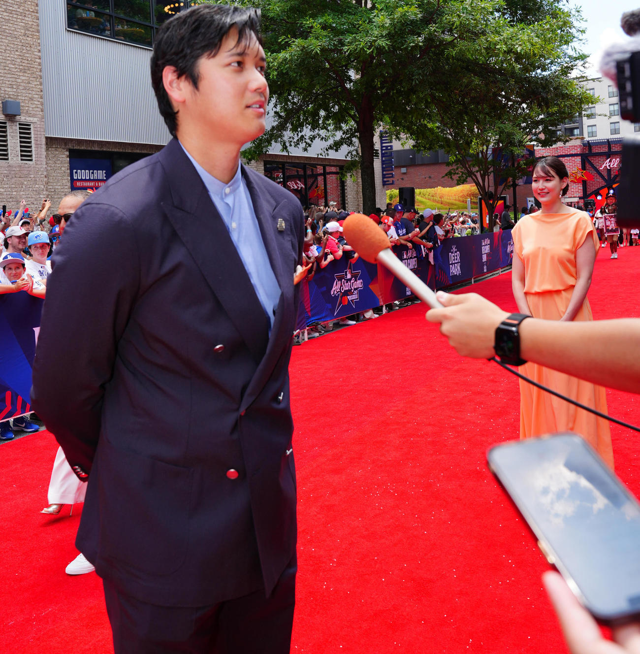 MLBレッドカーペット　レッドカーペットでインタビューを受けるドジャース大谷と距離を置いて見守る真美子夫人（撮影・垰建太）