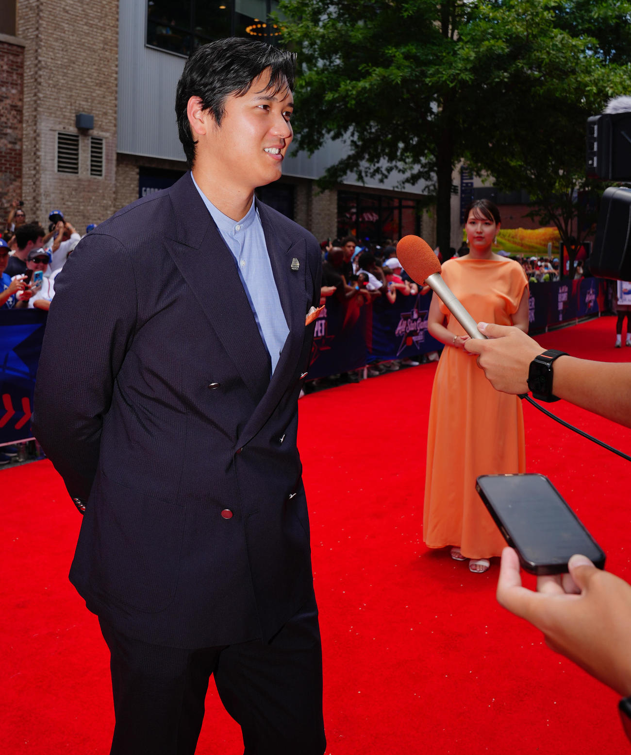 MLBレッドカーペット　レッドカーペットでインタビューを受けるドジャース大谷と距離を置いて見守る真美子夫人（撮影・垰建太）