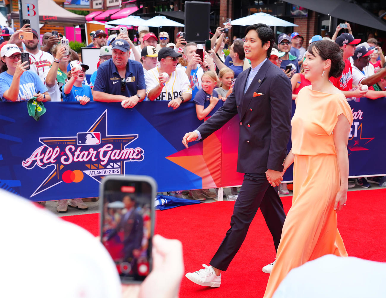 MLBオールスターレッドカーペット　レッドカーペットを歩く大谷（左）と真美子夫人（撮影・垰建太）