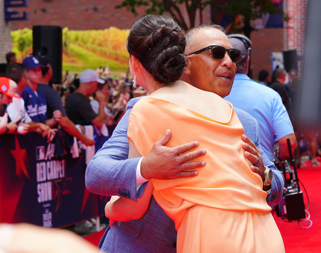 レッドカーペットでドジャース大谷のインタビュー中に真美子夫人（手前）とあいさつを交わすロバーツ監督（撮影・垰建太）