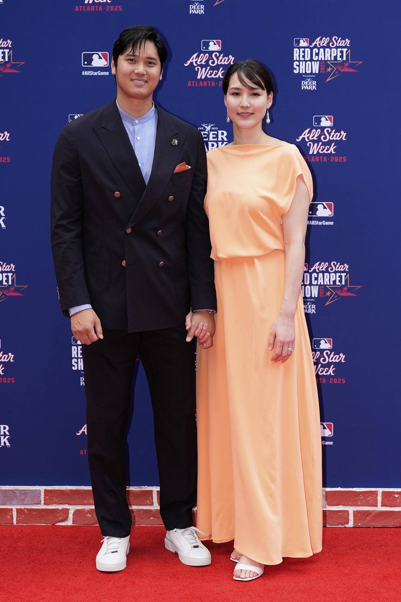 レッドカーペットを歩くドジャース大谷翔平と真美子夫人（AP）