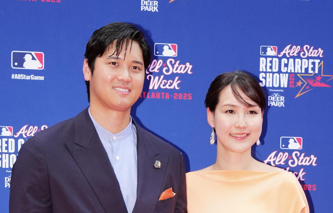 MLBオールスターのレッドカーペットで写真に納まるドジャース大谷（左）と真美子夫人（撮影・垰建太）