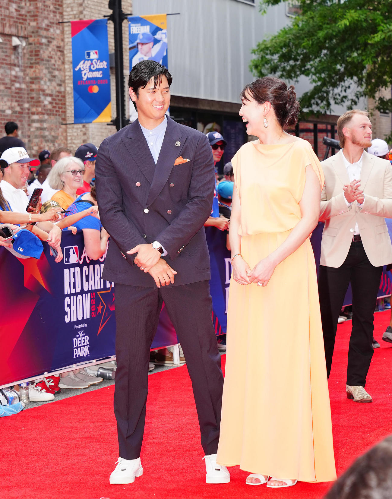 レッドカーペットでドジャース大谷（左）はドレス姿の真美子夫人と目を合わせ笑顔を見せる（撮影・垰建太）