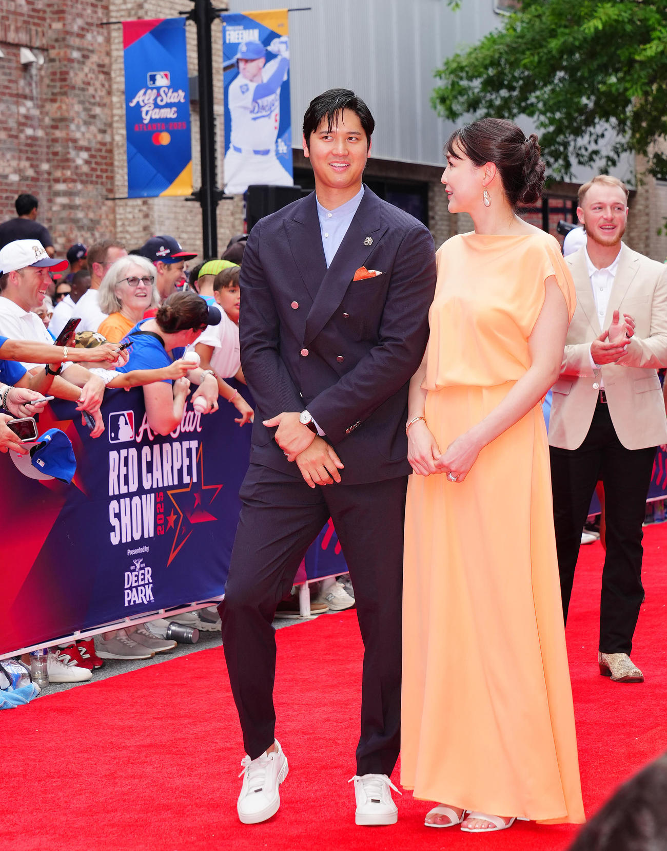 レッドカーペットでドジャース大谷（左）はドレス姿の真美子夫人と笑顔を見せる（撮影・垰建太）