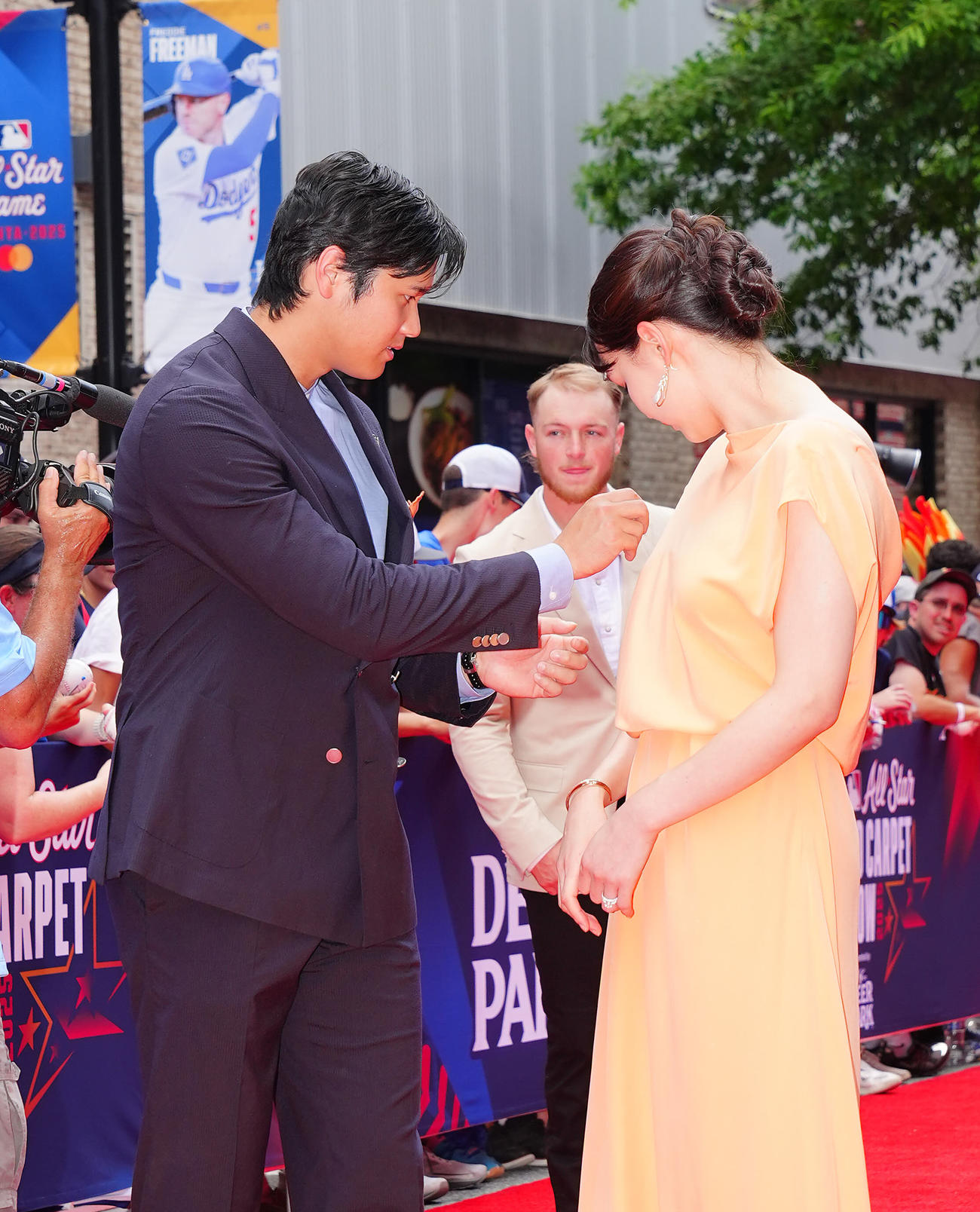 レッドカーペットでドジャース大谷（左）は真美子夫人のドレスを調整する（撮影・垰建太）