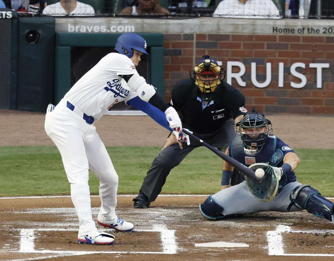 オールスター戦にナ・リーグの1番・指名打者で出場し、1回に中前打を放つドジャース大谷翔平（共同）