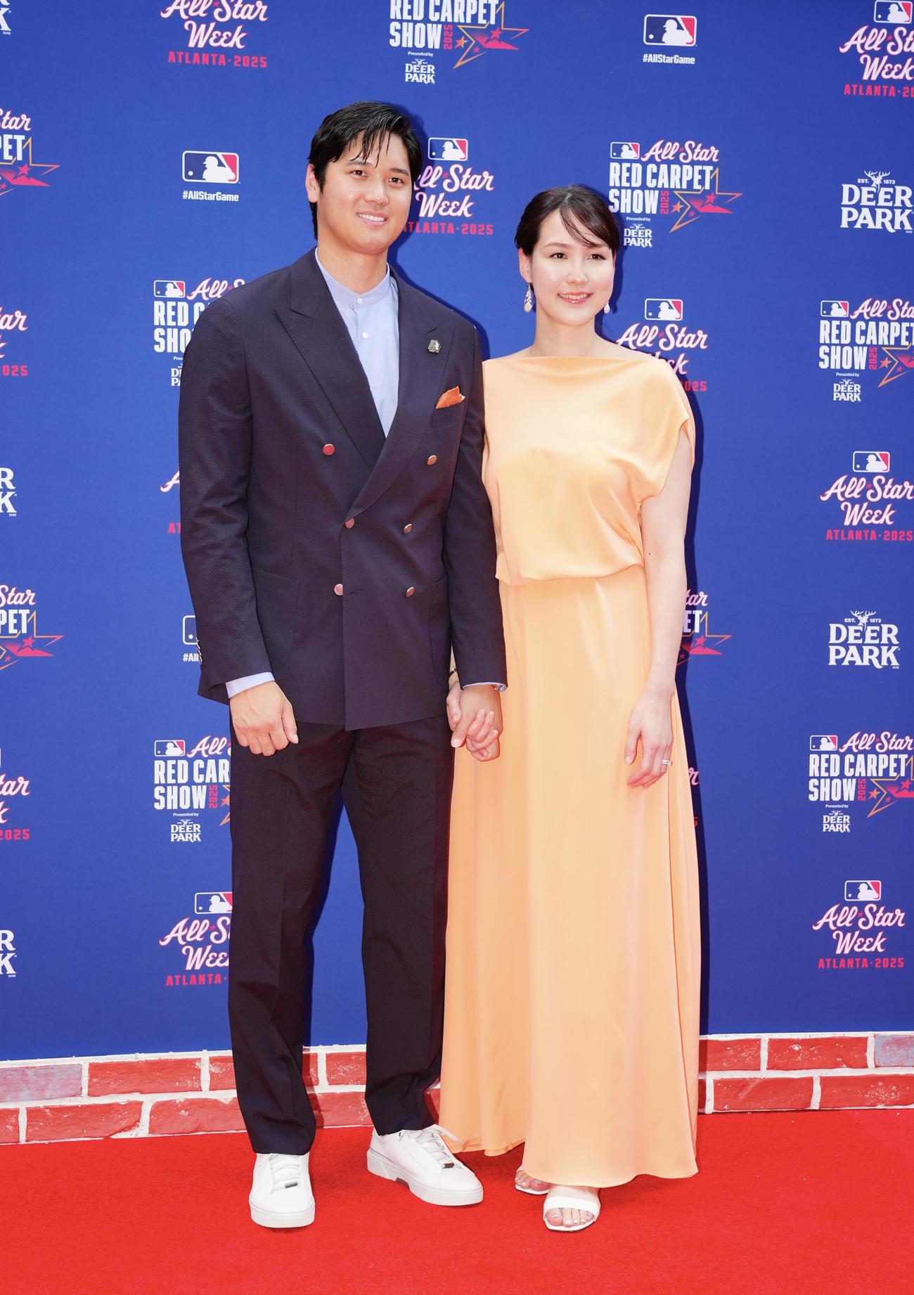 MLBオールスターのレッドカーペットで写真に納まるドジャース大谷（左）と真美子夫人（撮影・垰建太）