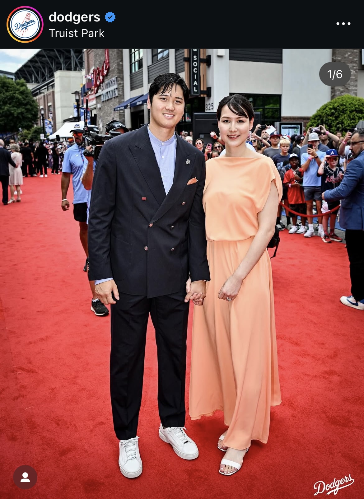 桃色のドレスを着た真美子夫人と大谷翔平（ドジャース公式インスタグラムから）