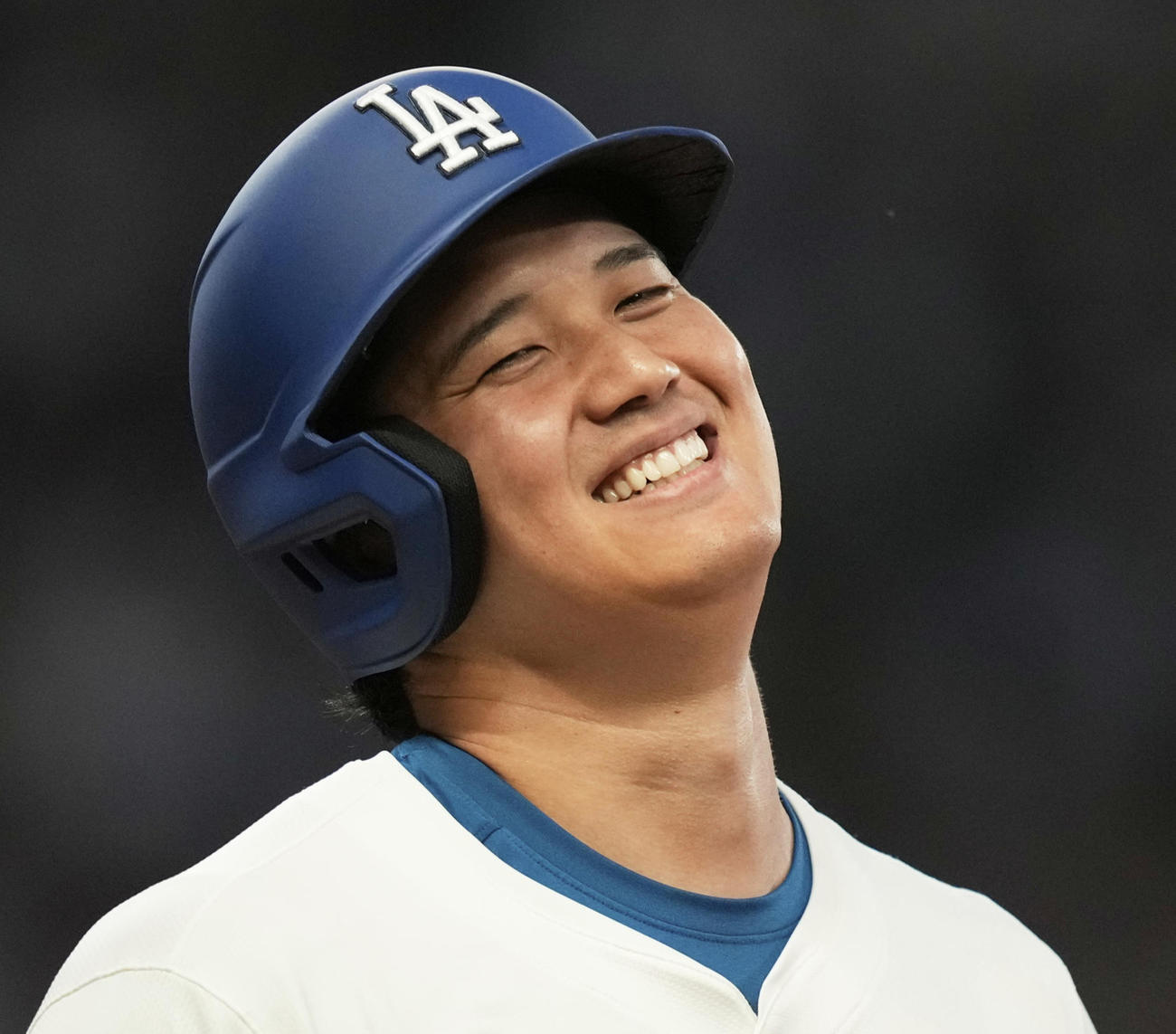 ドジャース大谷翔平は安打を放って笑顔を見せた（AP)