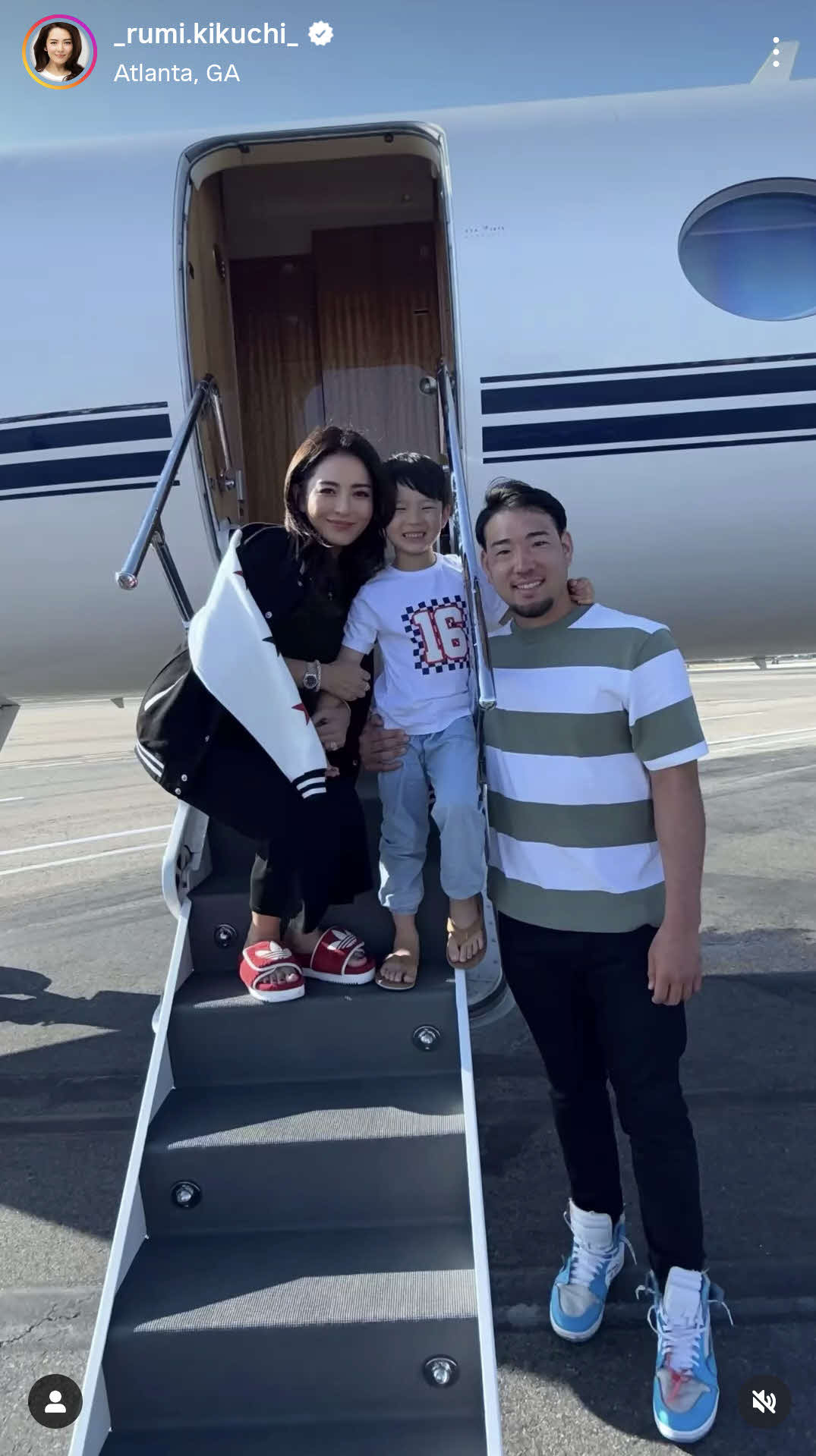 チャーター機のタラップで親子3ショット（深津瑠美さんのインスタグラムから）