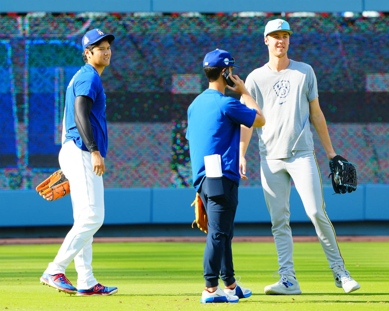 ドジャース対ブルワーズ　試合前、投球練習を終え談笑するドジャース大谷（左）とブルワーズのミジオロウスキー（撮影・垰建太）