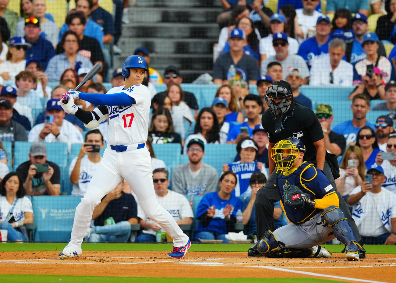 ドジャース対ブルワーズ　1回裏ドジャース無死、空振り三振に倒れる大谷（撮影・垰建太）