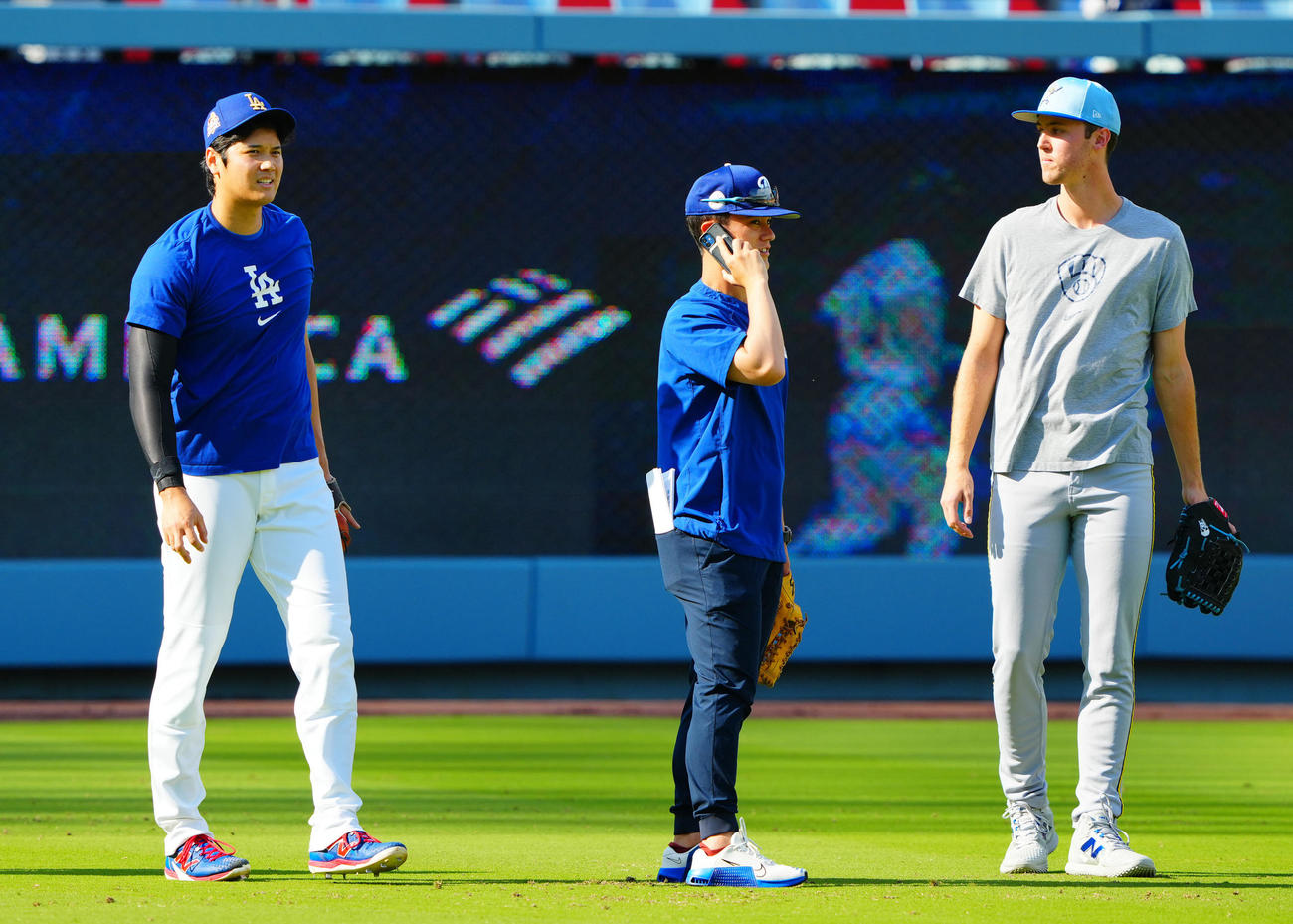 ドジャース対ブルワーズ　試合前、投球練習を終え言葉を交わすドジャース大谷（左）とブルワーズのミジオロウスキー（撮影・垰建太）