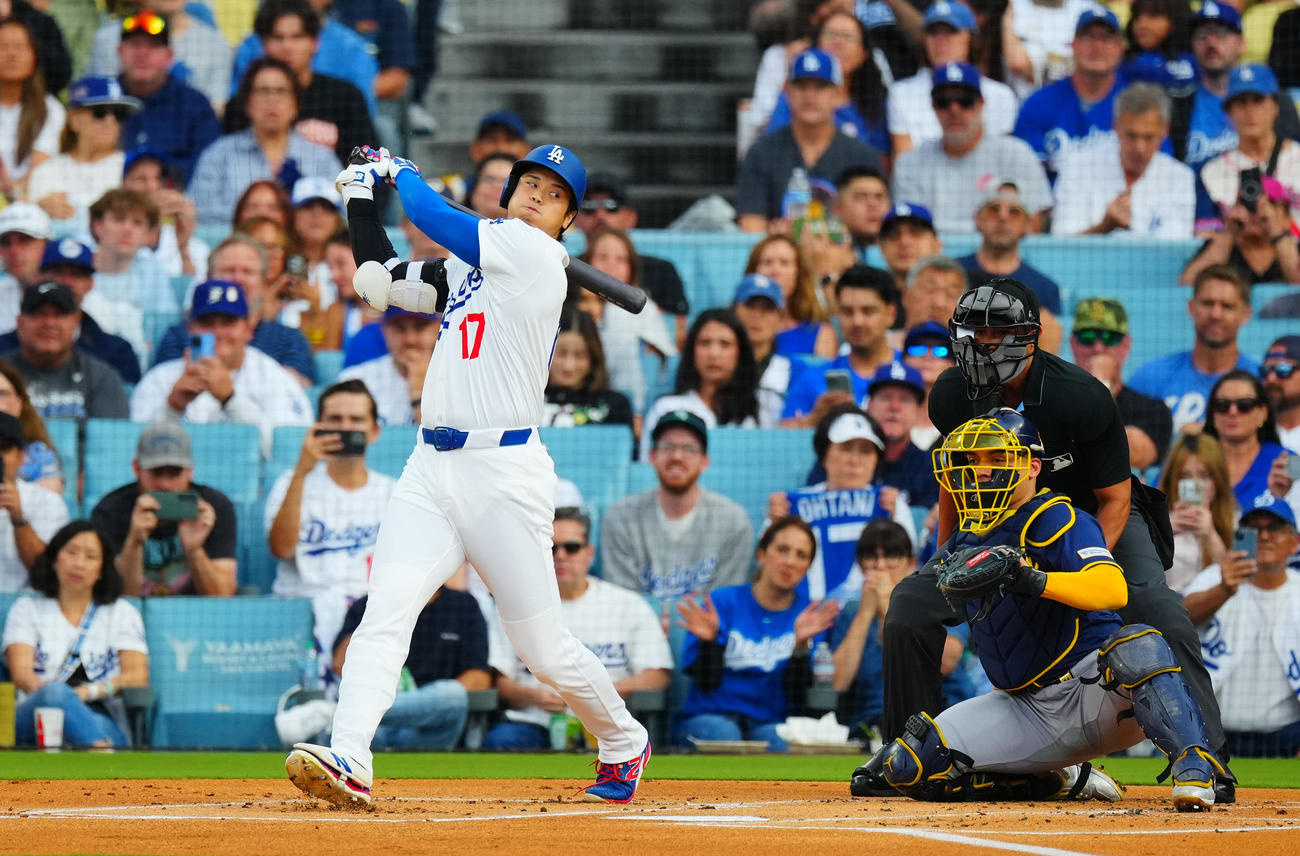 ドジャース対ブルワーズ　1回裏ドジャース無死、空振り三振に倒れる大谷（撮影・垰建太）