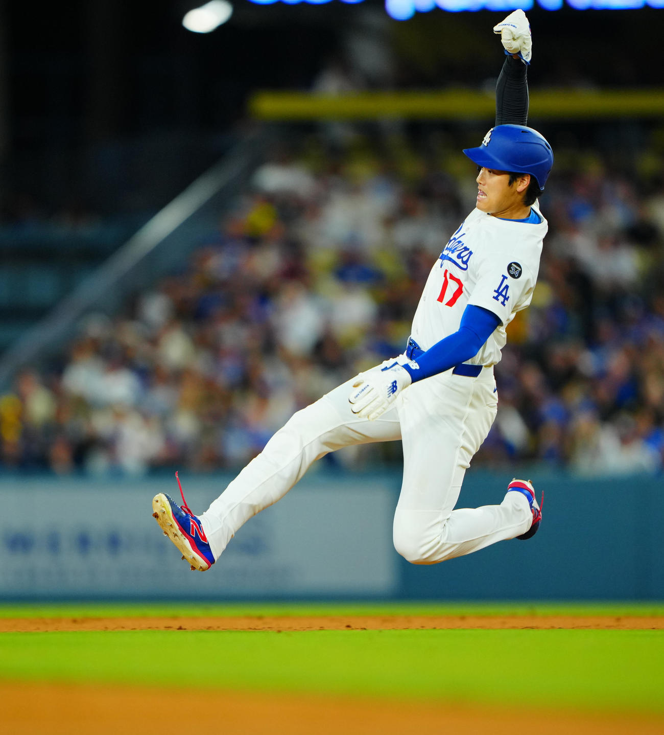 ドジャース対ブルワーズ　6回裏ドジャース2死一塁、二盗を決める大谷（撮影・垰建太）