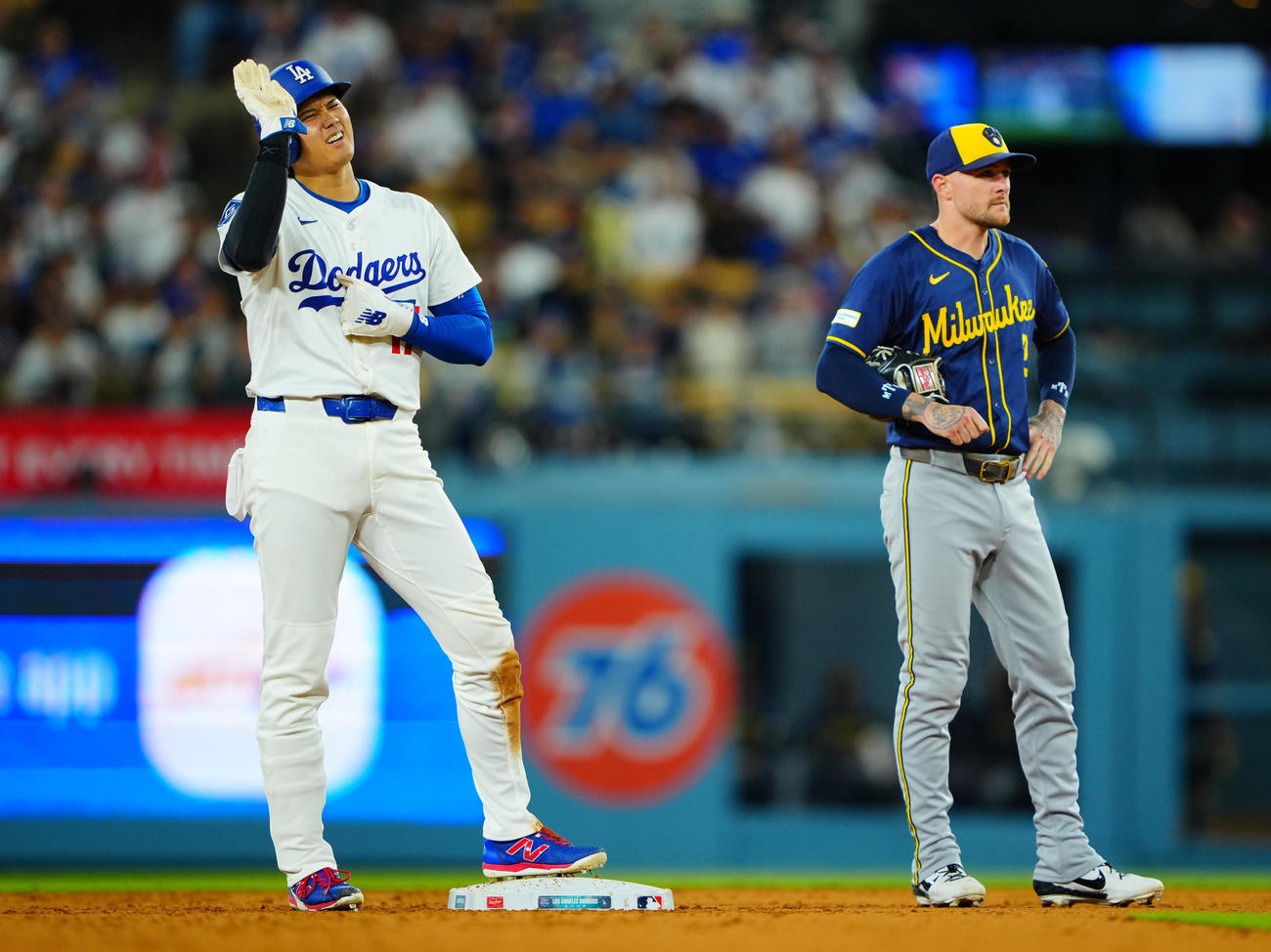 ドジャース対ブルワーズ　6回裏ドジャース2死一塁、二盗の際に交錯し心配するスタッフをベンチに戻るよう促す大谷（左）（撮影・垰建太）