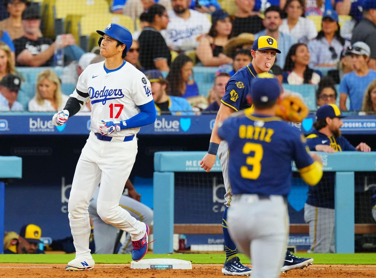 ドジャース対ブルワーズ　3回裏ドジャース2死、三ゴロに倒れる大谷（左）（撮影・垰建太）