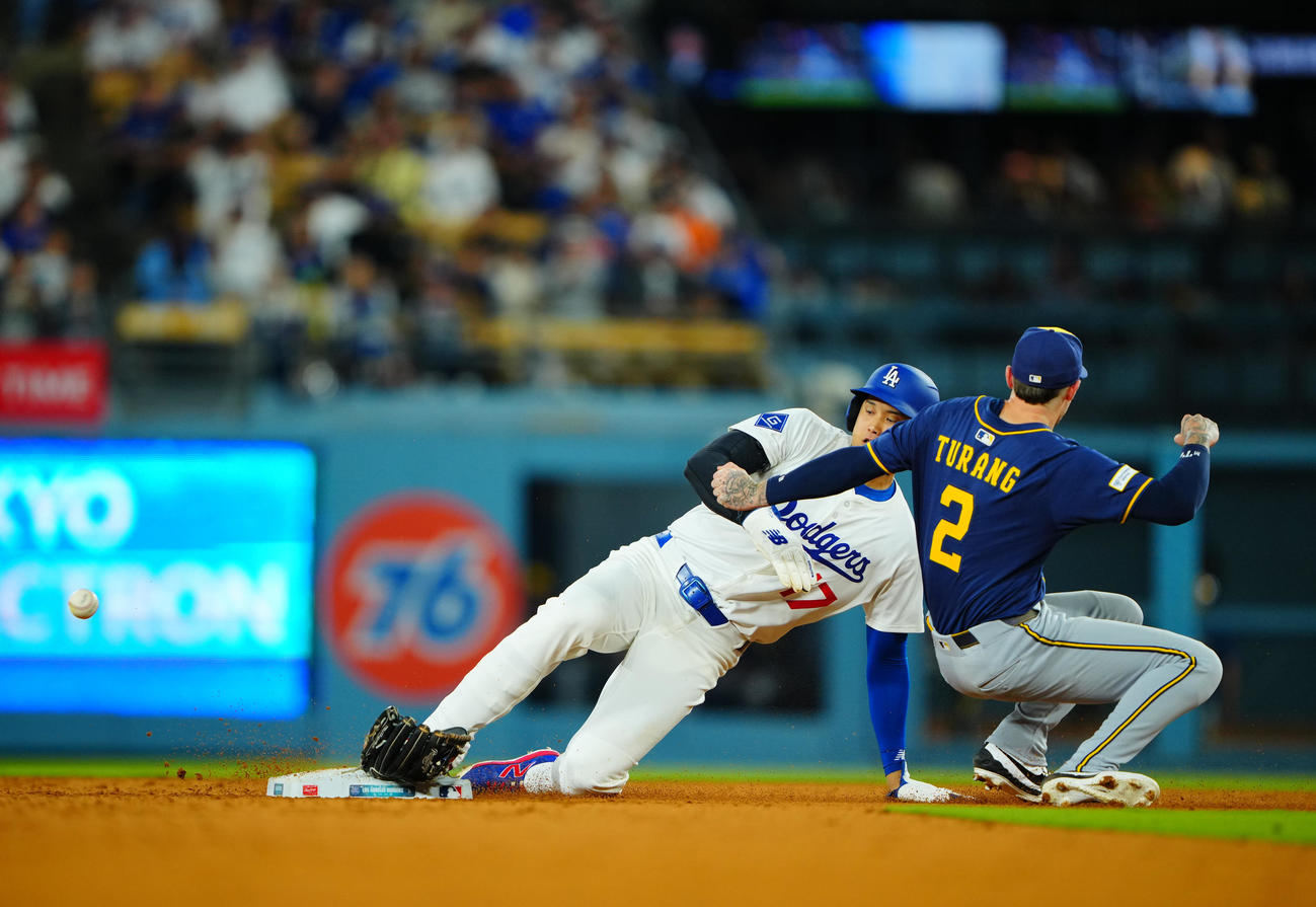 ドジャース対ブルワーズ　6回裏ドジャース2死一塁、チュラング（右）と交錯しながらも二盗を決める大谷（撮影・垰建太）