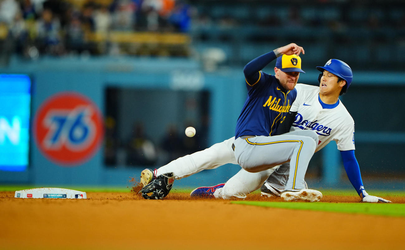 ドジャース対ブルワーズ　6回裏ドジャース2死一塁、チュラング（左）と交錯しながらも二盗を決める大谷（撮影・垰建太）