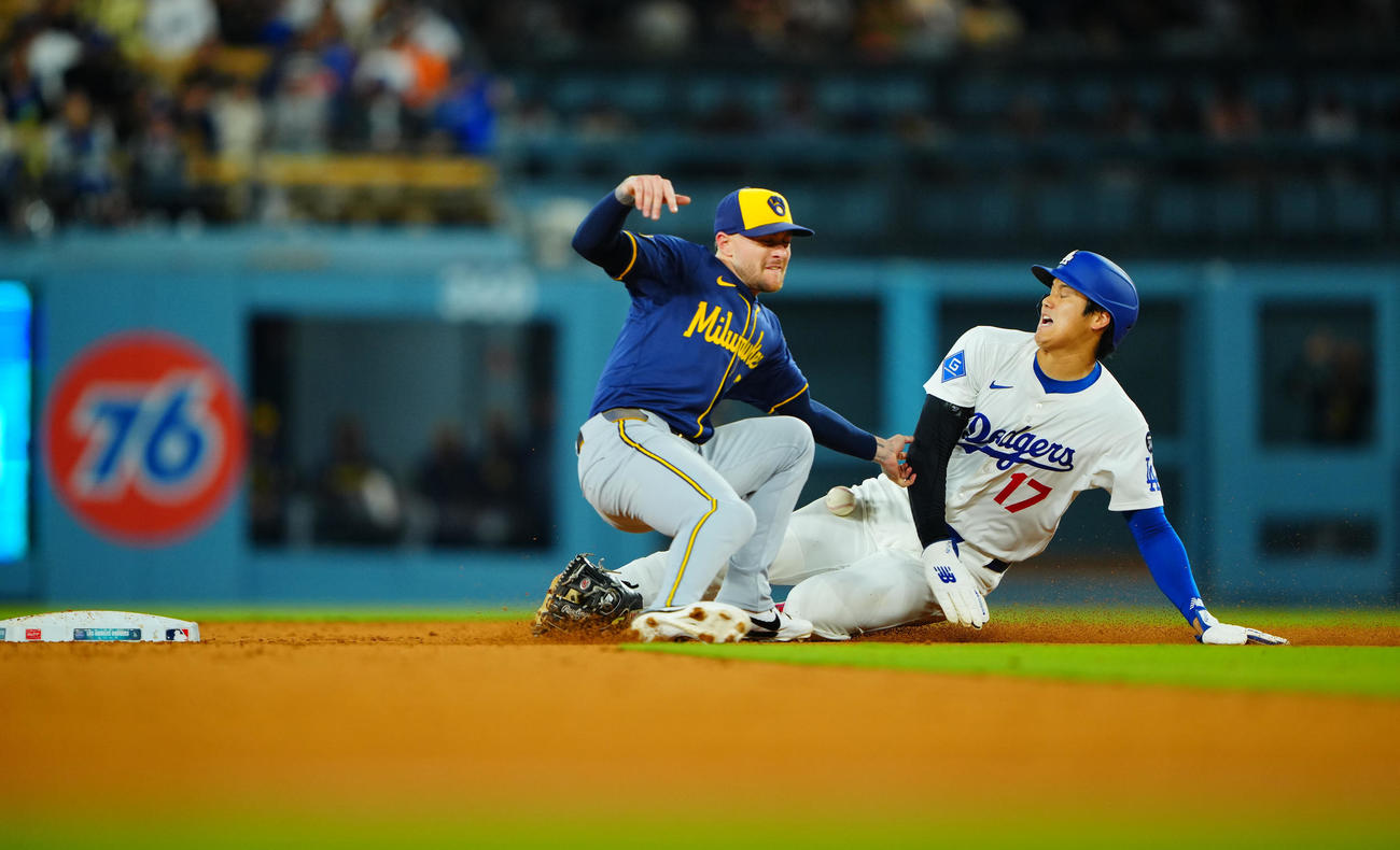 ドジャース対ブルワーズ　6回裏ドジャース2死一塁、チュラング（左）と交錯しながらも二盗を決める大谷（撮影・垰建太）
