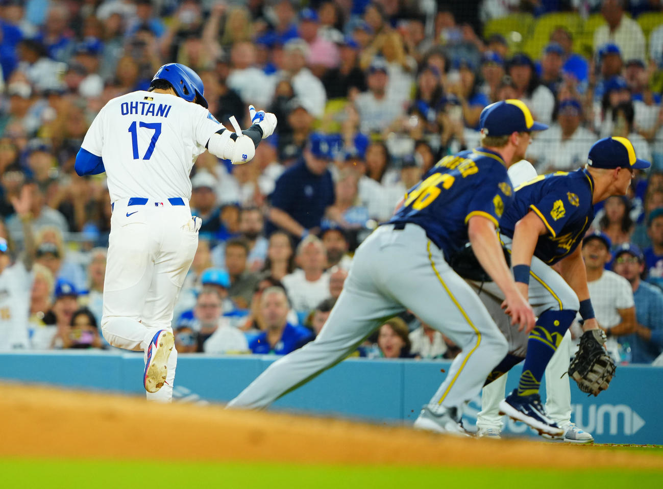 ドジャース対ブルワーズ　6回裏ドジャース1死一塁、一ゴロで一走が二封。大谷（左）は一塁セーフ（撮影・垰建太）