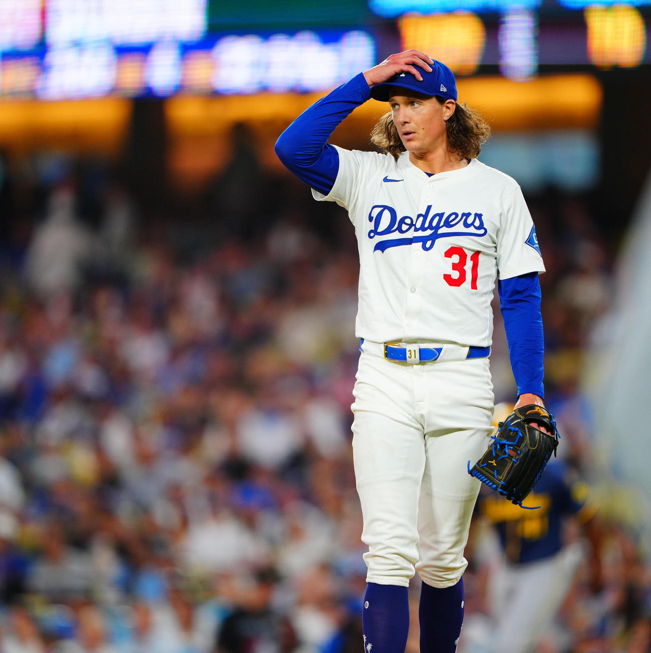 ドジャース対ブルワーズ　5回表ブルワーズ1死二塁、ダービンに適時二塁打を許しさえない表情のグラスノー（撮影・垰建太）