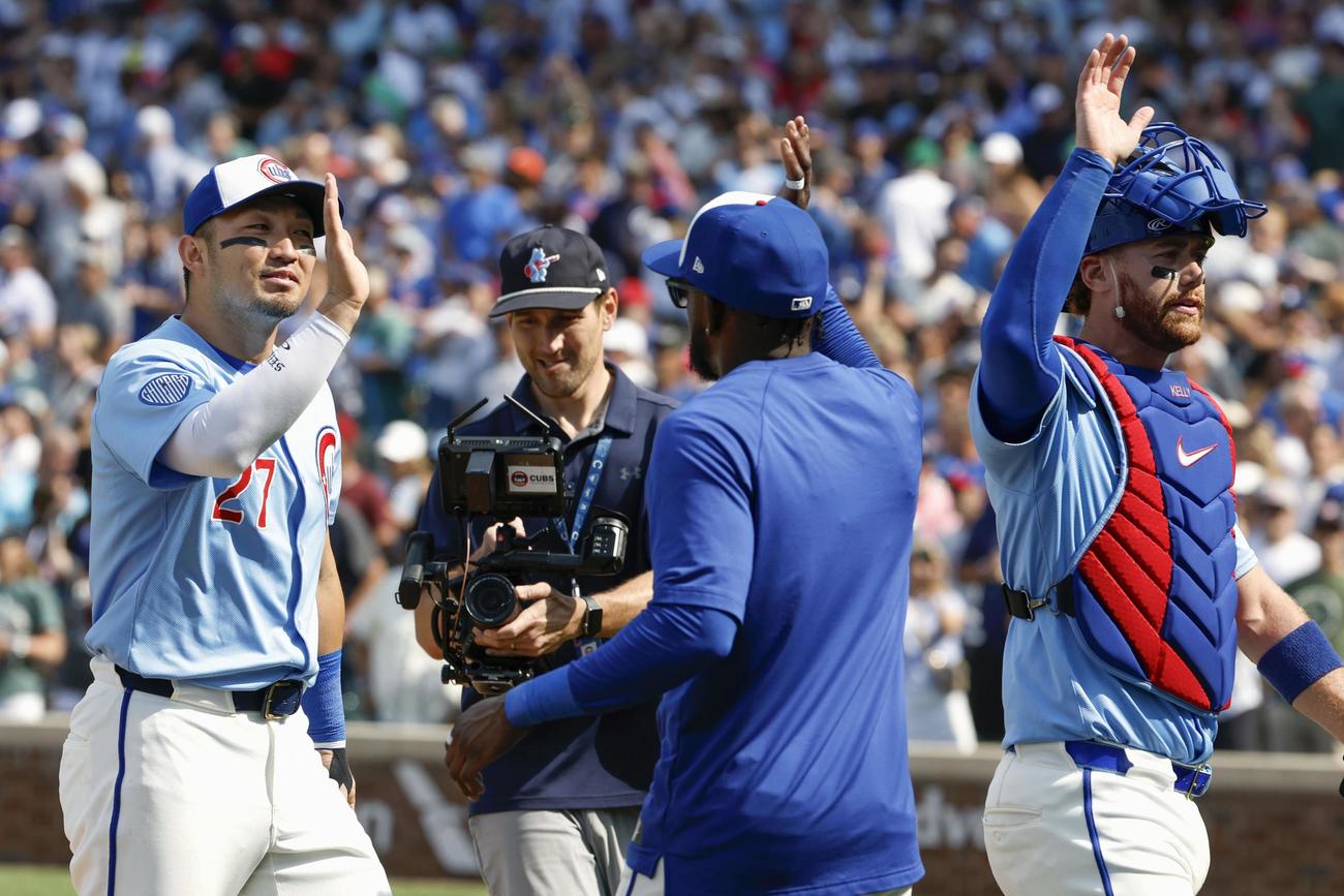 レッドソックスに勝利し、タッチを交わすカブス・鈴木（左端）＝シカゴ（共同）