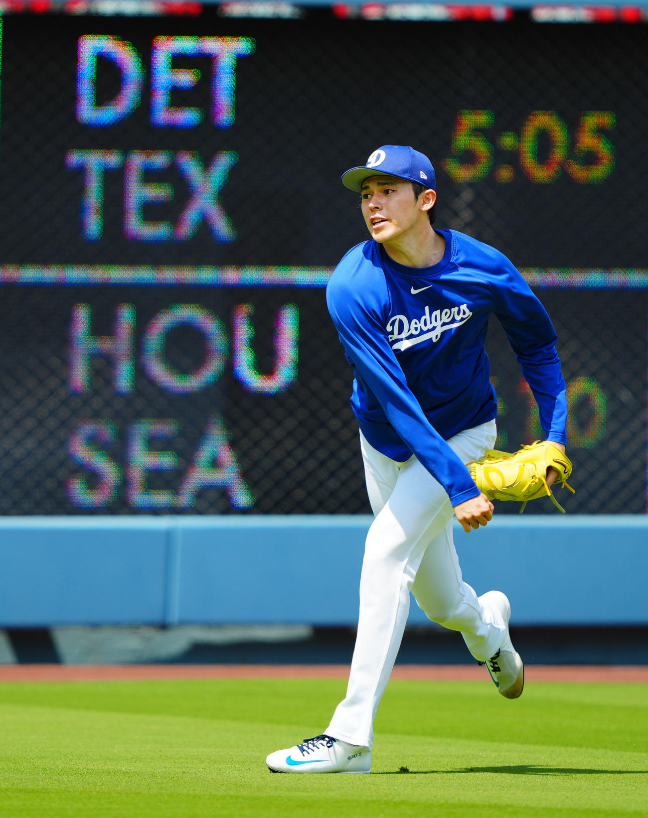 ドジャース対ブルワーズ　試合前練習で調整するドジャース佐々木（撮影・垰建太）
