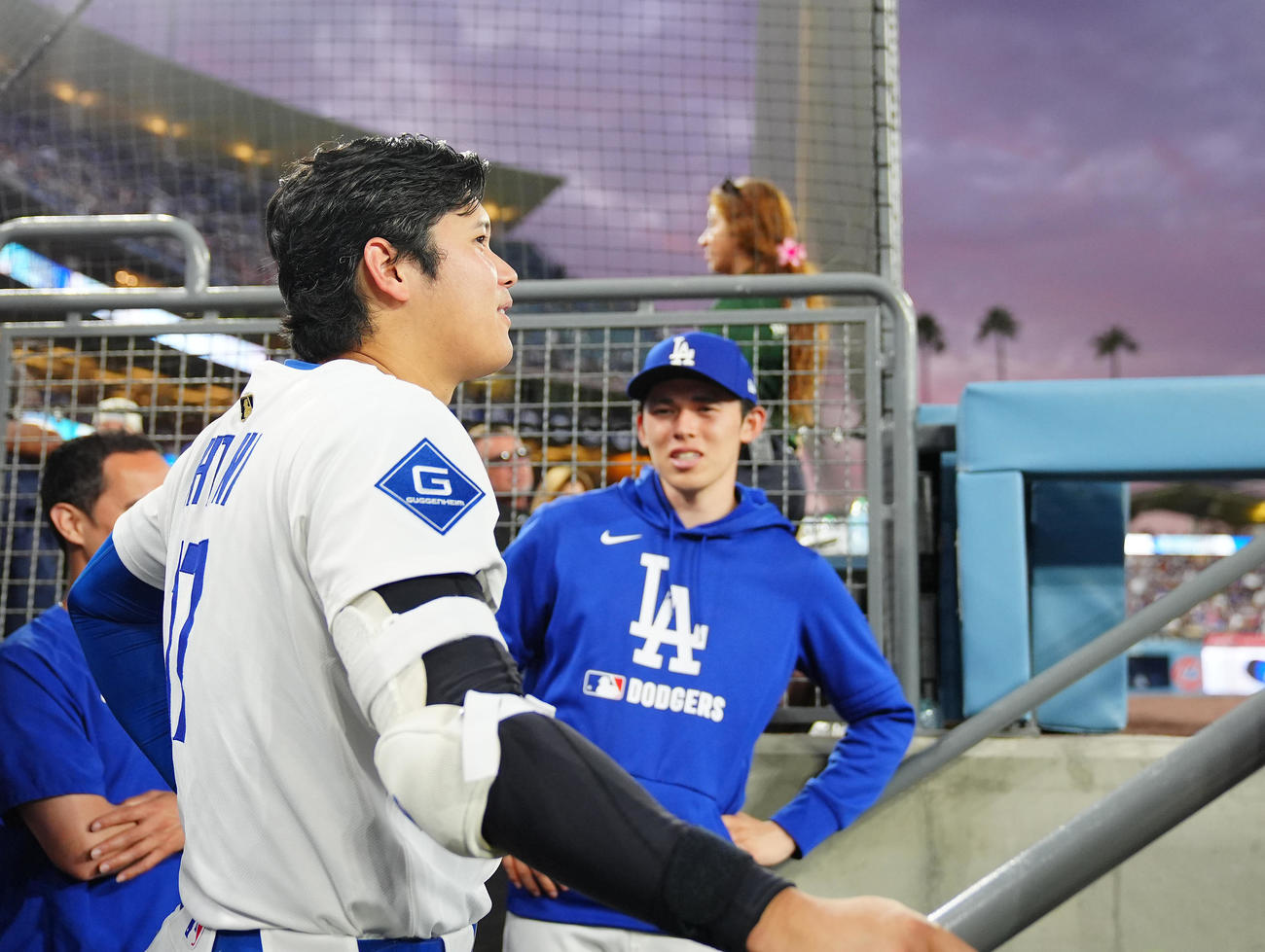 ドジャース対ブルワーズ　ベンチで談笑するドジャース大谷（左）と佐々木（撮影・垰建太）