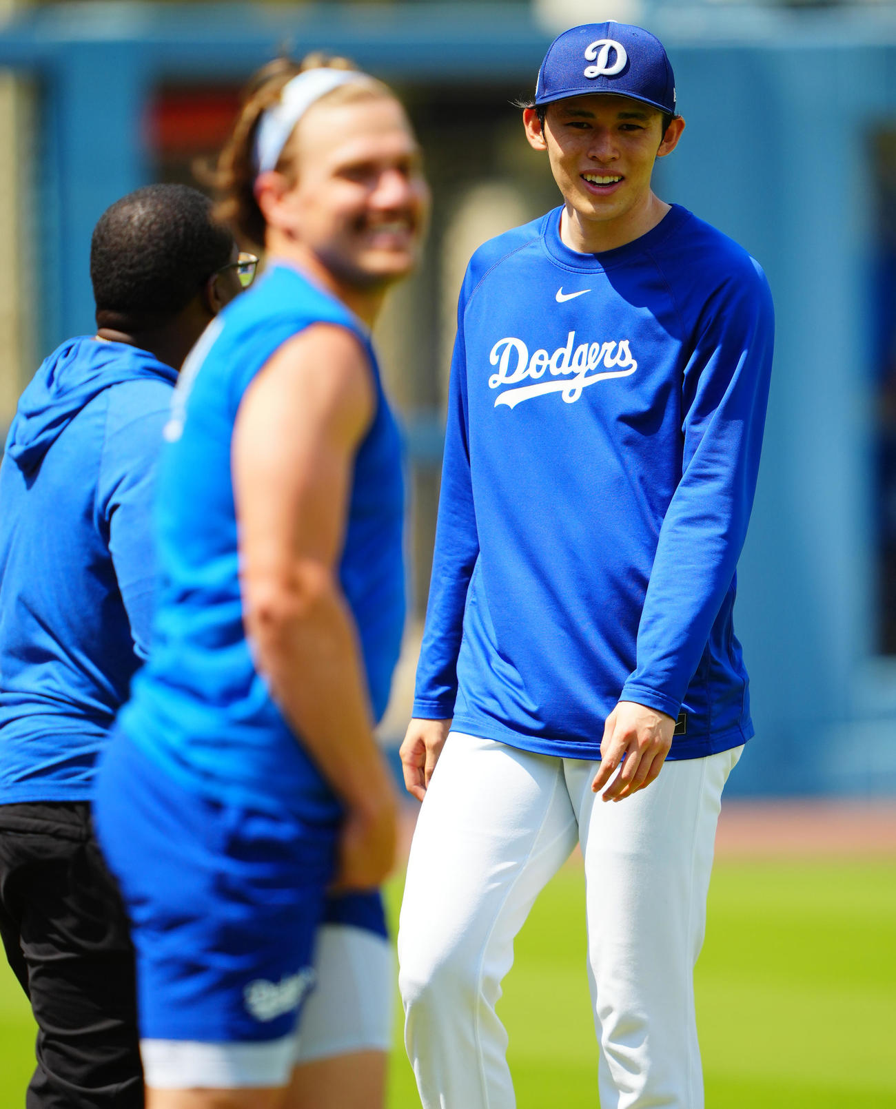 ドジャース対ブルワーズ　試合前練習中、談笑するドジャース佐々木（右）とキケ・ヘルナンデス（撮影・垰建太）