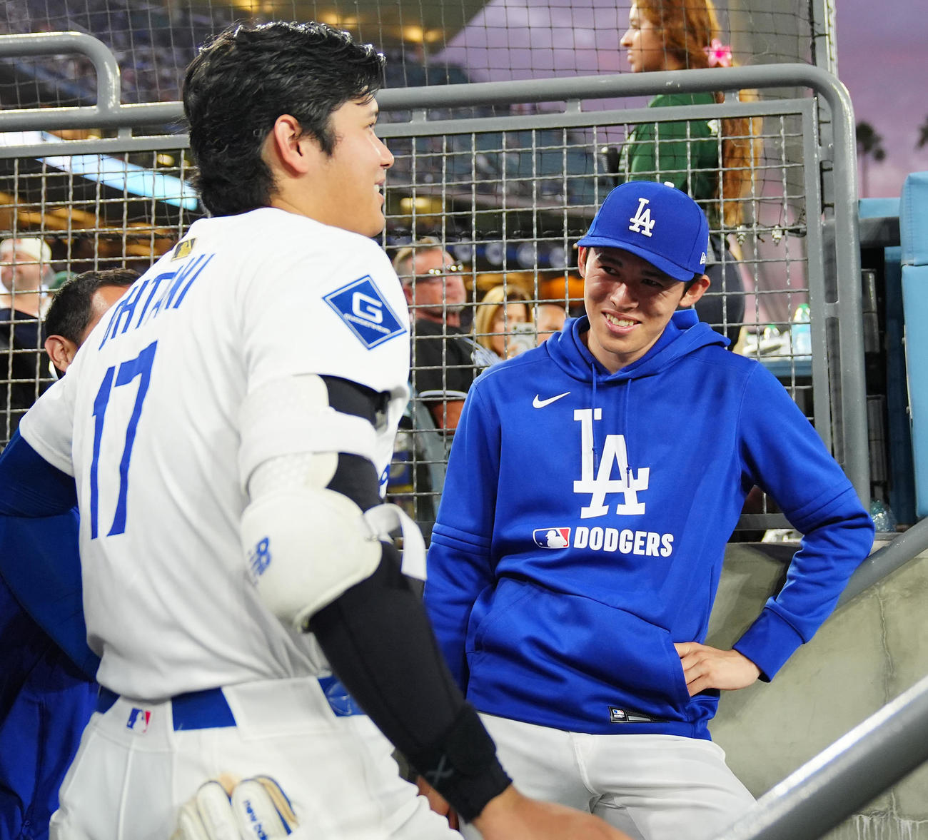 ドジャース対ブルワーズ　ベンチで談笑するドジャース佐々木（右）と大谷（撮影・垰建太）