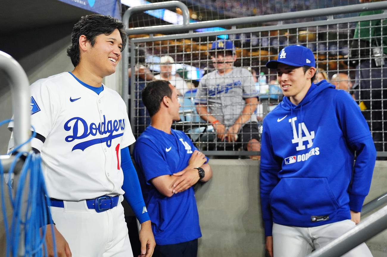 ドジャース対ブルワーズ　ベンチで談笑するドジャース大谷（左）と佐々木（撮影・垰建太）
