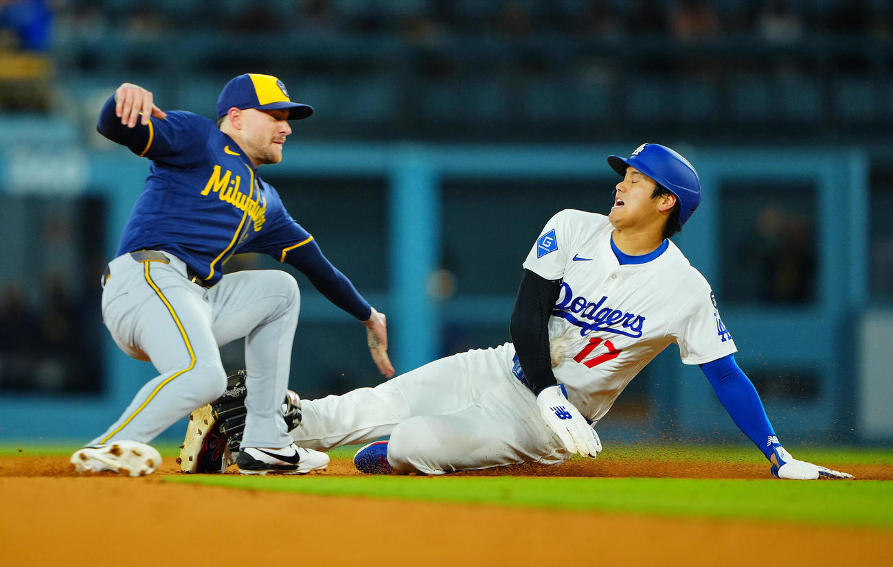 ドジャース対ブルワーズ　6回裏ドジャース1死一塁、二盗の際に相手の送球が腹部に直撃する大谷（撮影・垰建太）