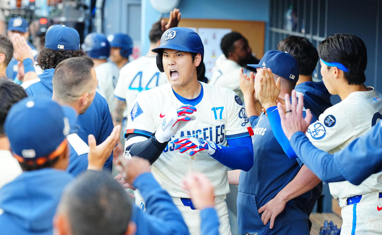 ドジャース対ブルワーズ　3回裏ドジャース無死一塁、2点本塁打を放ちナインの出迎えを受ける大谷（撮影・垰建太）