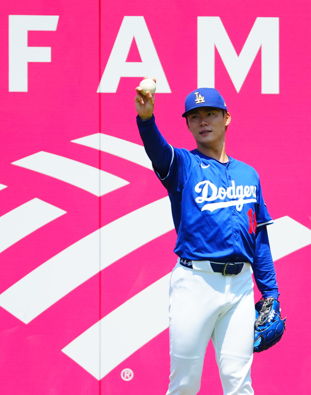 ドジャース対ブルワーズ　リラックスした表情で練習に臨むドジャース山本（撮影・垰建太）