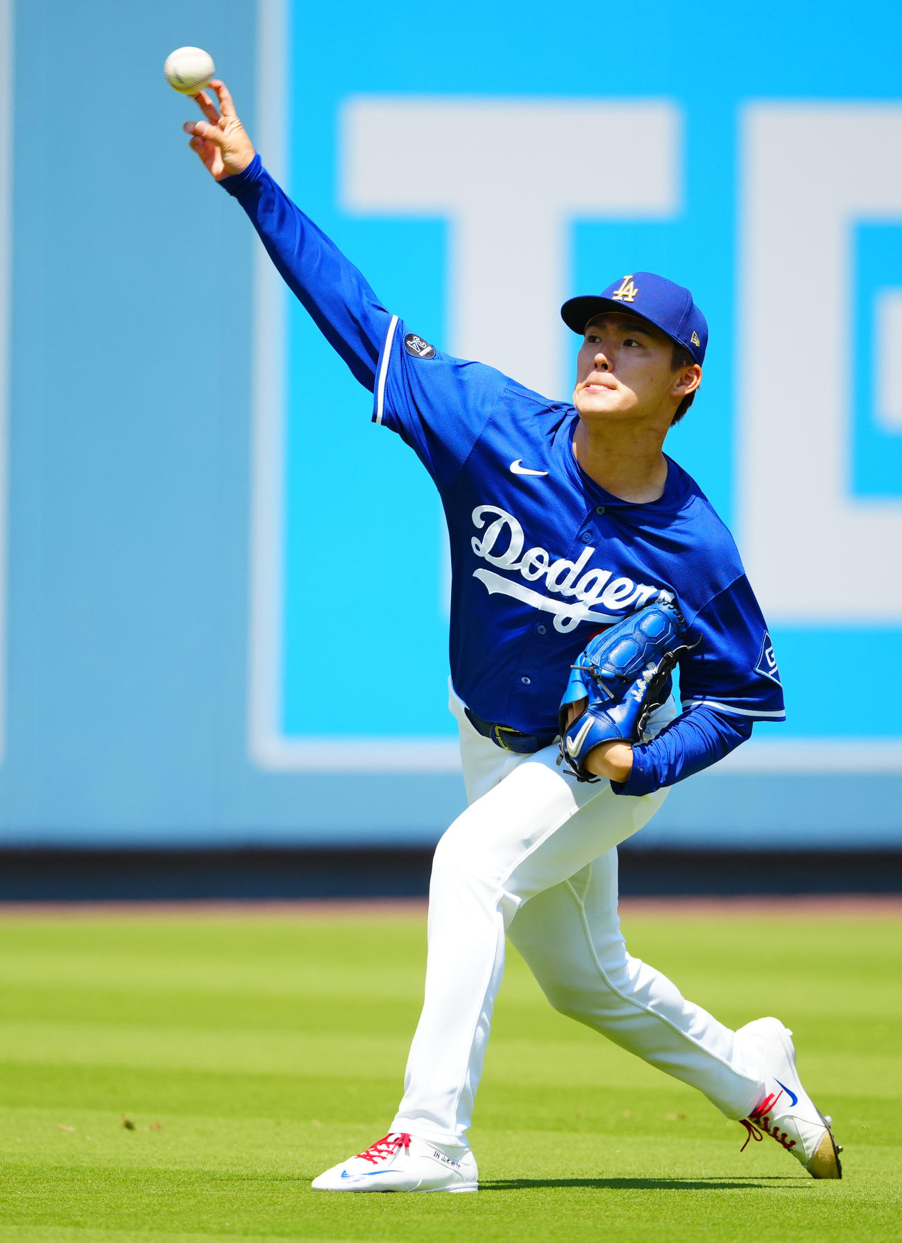 ドジャース対ブルワーズ　投球練習に臨むドジャース山本（撮影・垰建太）