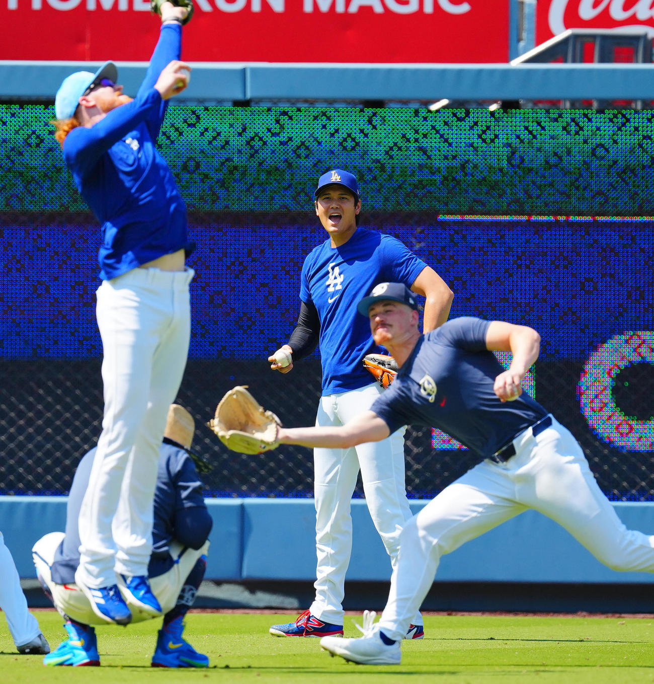 ドジャース対ブルワーズ　投球練習中に打球が飛んできて声をあげるドジャース大谷（中央）（撮影・垰建太）