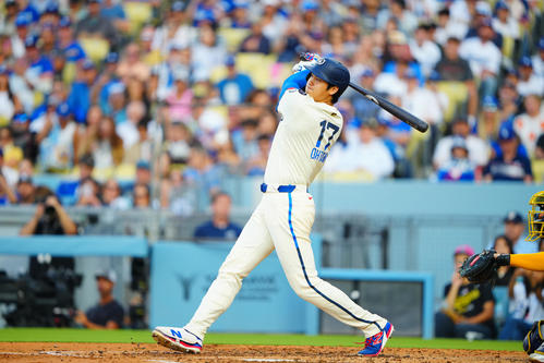 ドジャース対ブルワーズ　3回裏ドジャース無死一塁、2点本塁打を放つ大谷（撮影・垰建太）