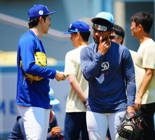 ドジャース対ブルワーズ　ドジャース投球練習を終えたドジャース佐々木（左）はブルペン捕手と談笑する（撮影・垰建太）