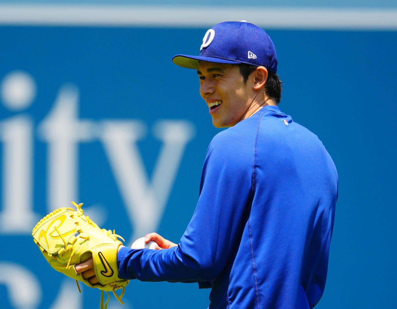 ドジャース対ブルワーズ　笑顔を見せながら投球練習するドジャース佐々木（撮影・垰建太）