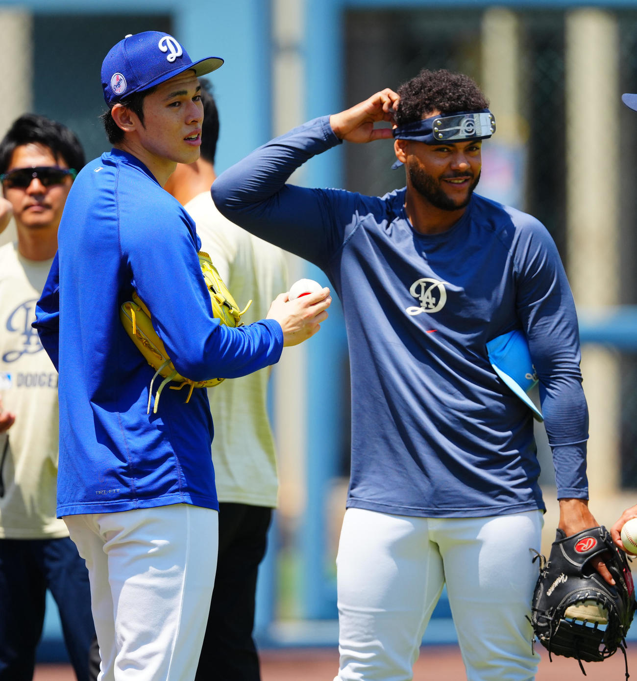 ドジャース対ブルワーズ　ドジャース投球練習を終えたドジャース佐々木（左）はブルペン捕手と談笑する（撮影・垰建太）