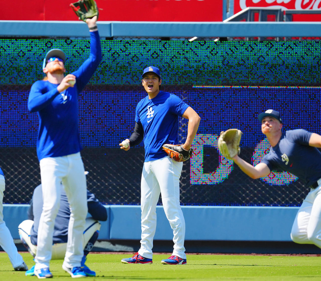 ドジャース対ブルワーズ　投球練習中に打球が飛んできて声をあげるドジャース大谷（中央）（撮影・垰建太）