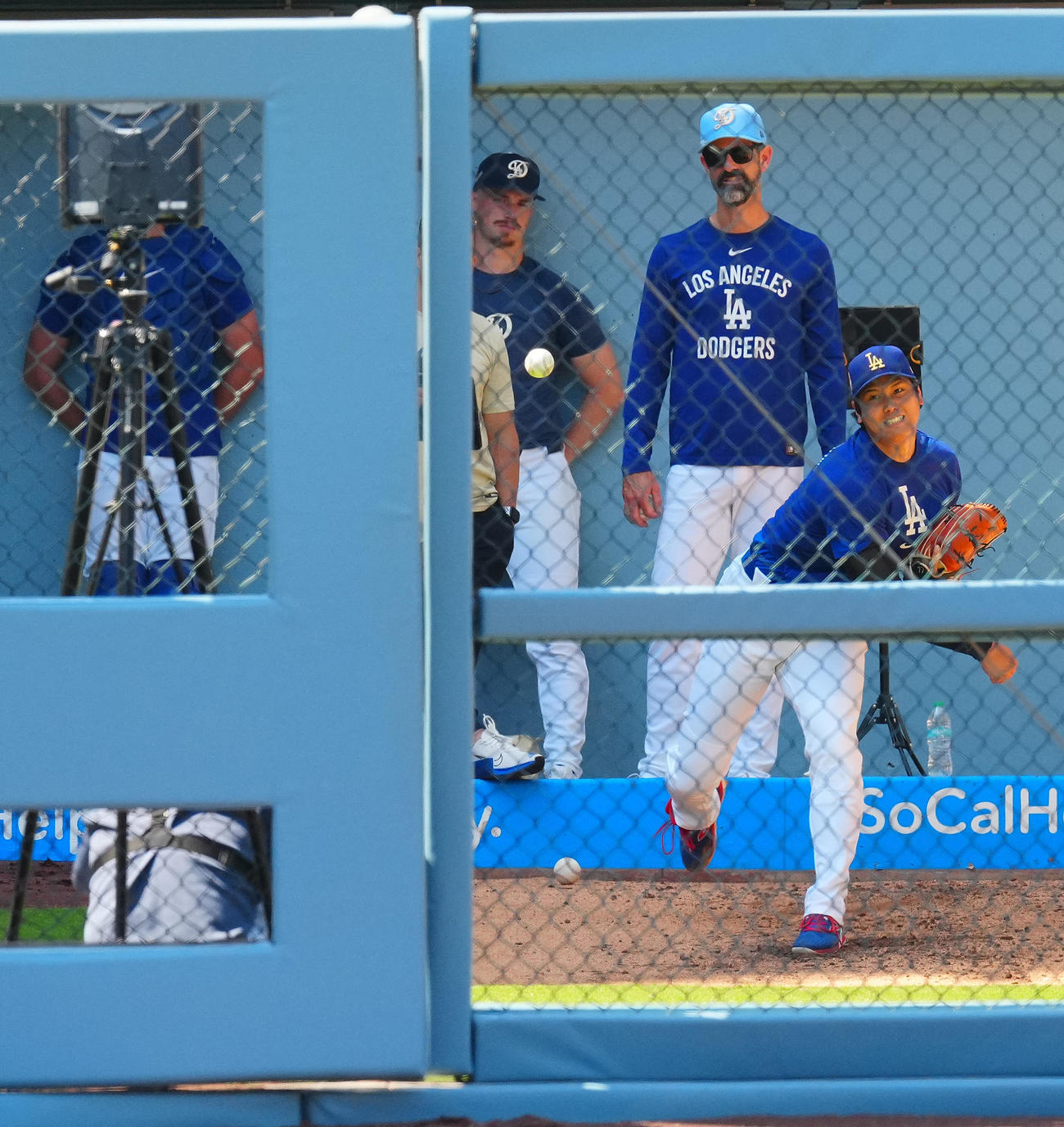 ドジャース対ブルワーズ　ブルペンで投球練習するドジャース大谷（撮影・垰建太）