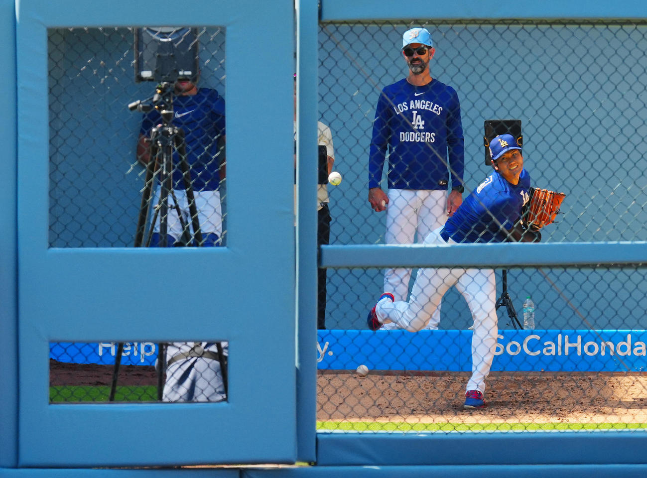 ドジャース対ブルワーズ　ブルペンで投球練習するドジャース大谷（撮影・垰建太）
